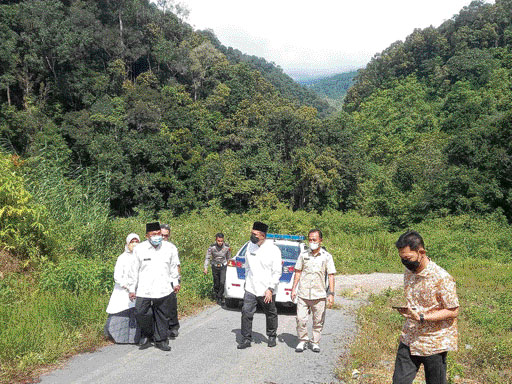 TUNGGU PEMBANGUNAN: Bupati Solok, Epyardi Asda meninjau lokasi pembangunan jalan baru, Pasarbaru, Pessel-Alahanpanjang, Kabupaten Solok beberapa waktu lalu. Realisasi pembangunan jalan ini sangat dinantikan masyarakat dua daerah.(IST)