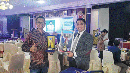 TERBAIK: Manager Padang Tv Defri Mulyadi (kiri) memperlihatkan penghargaan yang berhasil diraih dalam ajang Anugerah KPID Sumbar 2021, kemarin (21/12).(IST)