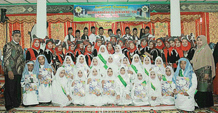 KEAGAMAAN: Santri yang ikut khatam Quran bersama pembina dan remaja memakai pakaian adat Padangmagek.(MUSTAFA AKMAL/PADEK)