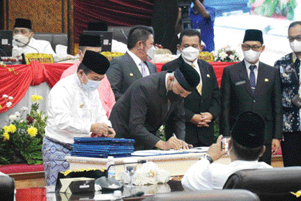 PERKUAT KERJA SAMA: Gubernur Sumbar Mahyeldi Ansharullah menandatangani perjanjian kerjasama dengan Pemerintah Provinsi Jambi, kemarin (6/1).(IST)