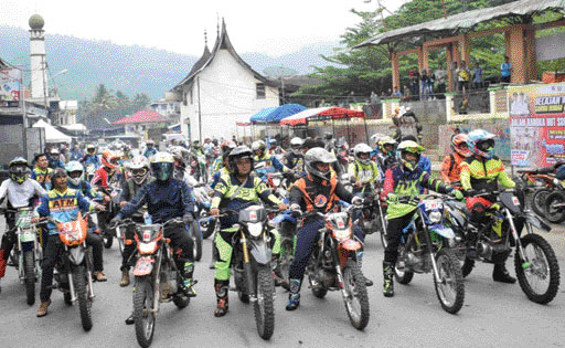 OLAHRAGA DAN WISATA: Bupati dan wabup Solsel meriahkan iven trabas bersama generasi muda Solsel berkeliling kawasan Saribu Rumah Gadang.(IST)