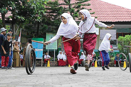 GEMBIRA: Anak-anak SD tengah bermain roda-roda di sekolah. Pemko Pariaman mulai memperkenalkan permainan tradisional ke murid.(IST)