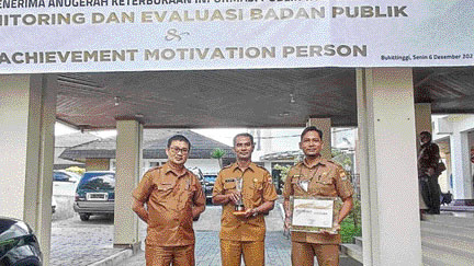 PRESTASI: Kadis Kominfo Pariaman Adi Junaidi bersama Kabid IKP Elfadri dan Kabid E Government Eka Putra Pernanda menunjukkan piagam penghargaan dan tropi yang diraih Kominfo Pariaman.(IST)