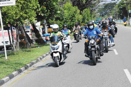 KOMPAK: Wako Padang Hendri Septa bersama Kapolresta Padang Kombes Pol Imran Amir melakukan touring meninjau sejumlah gerai vaksin di Kota Padang, Sabtu pagi (8/1).(IST)