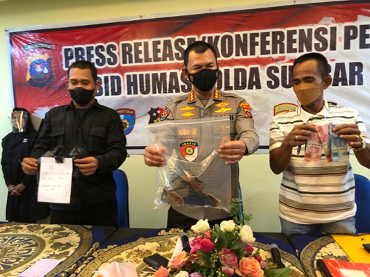 UNGKAP KASUS: Kabid Humas Polda Sumbar Kombes Pol Satake Bayu (tengah) memperlihatkan barang bukti dugaan prostitusi berkedok salon kepada wartawan, Mapolda, Sabtu (15/1). (SY RIDWAN/PADEK)