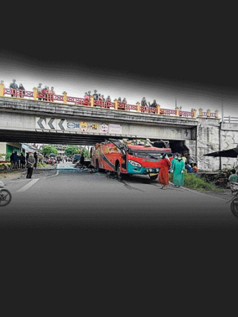 JADI TONTONAN: Bus PT Sipirok Nauli BB 7626 LH trayek Medan-Jambi terjebak di kolong Fly Over Kota Padangpanjang, kemarin (30/1). Polisi masih memburu sopir yang diketahui kabur usai kecelakaan nahas itu. Sejauh ini, tak ada korban jiwa dalam kecelakaan i