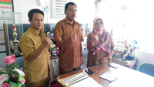 OPTIMISTIS: Kepala SMKN 7 Padang, Taharuddin didampingi Wakil Humas, Fatmawati dan Waka Sapras, Iswadi Chondra.(IST)