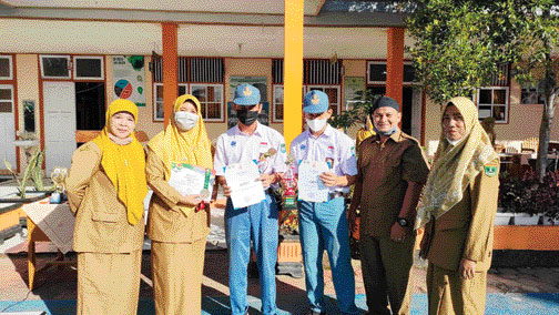 BIKIN BANGGA: Jajaran guru bersama siswa SMAN 1 Pariaman yang berprestasi.(IST)