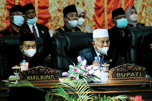HUT: Bupati Pasaman Barat mengikuti sidang paripurna HUT ke-18 Pasbar. HUT kali ini dijadikan momentum untuk membangun Pasbar yang lebih baik.(IST)