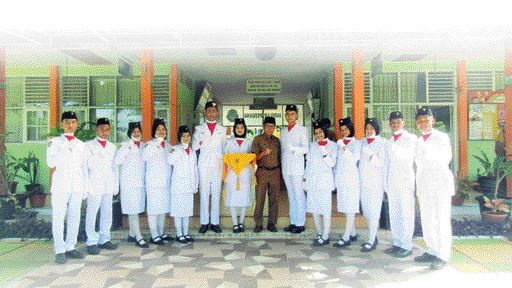 TERLATIH: Kepala SMA N 14 Padang, Drs Evidel bersama dengan tim Paskibraka kebanggaan sekolah.(IST)