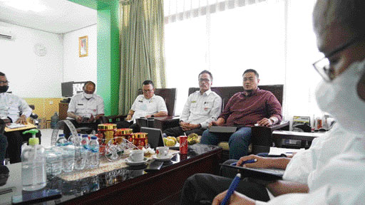 DAPAT DUKUNGAN: Wakil Bupati Tanahdatar Richi Aprian didampingi Sekkab Iqbal Ramadi Payana dan kepala OPD saat diskusi di Dinas Pertanian Sumbar, di Bandarbuat, Kota Padang.(IST)