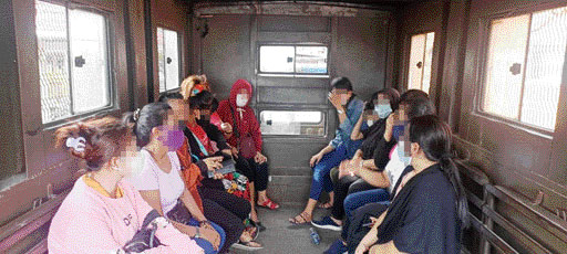 DIGEREBEK: Para pekerja salon, SPA dan panti pijat yang diamankan Satpol PP Padang saat digiring ke Mako Satpol PP Padang, kemarin.(IST)