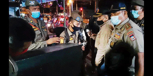 DIAMANKAN: Petugas Satpol PP Kota Padang menyita speaker dari sebuah pangkalan ojek di kawasan Pasar Alai, Senin malam (7/1).(IST)