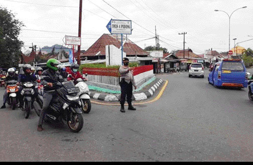 TERTIB: Personel Polsek Lubeg saat mengatur lalu lintas di Simpang Tugu Bambu, Lubeg.(IST)