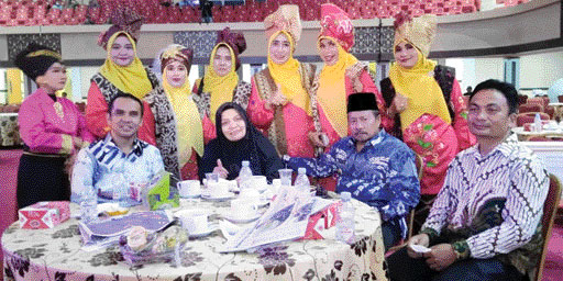 AKRAB: Kepala SDN 24 Sungaijaring, Yeni Yulfianti,S.Pd. SD (Berdiri, nomor tiga dari kiri) bersama Direktur Padang Ekspres M Nazir Fahmi (duduk paling kiri) dan Bupati Agam DR Andri Warman (duduk nomor dua dari kanan) serta redaktur pelaksana Padang Ekspr