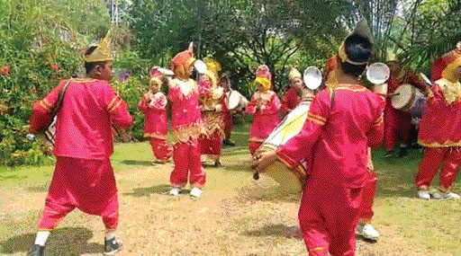 BERBAKAT: Tambua tansa dan tari piring yang diperankan oleh murid SDN 19 Padangtongga.(IST)