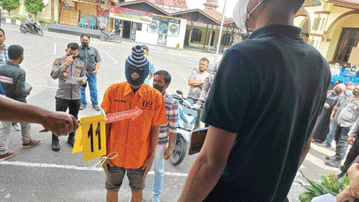 REKA ADEGAN: Satuan Reserse Kriminal Polres Bukittinggi merekonstruksi kasus pembunuhan yang dilakukan seorang suami terhadap istrinya.(IST)