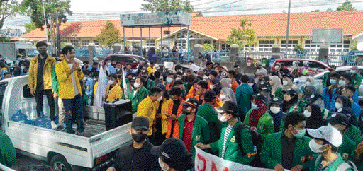 SAMPAIKAN ASPIRASI: Ratusan mahasiswa berorasi di depan Kantor Gubernur Sumbar, kemarin (24/2). Aksi itu dikawal ketat personel kepolisian.(IST)