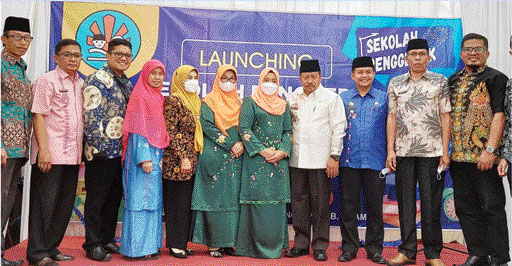 SEMANGAT TINGGI: Bupati Agam, Andri Warman bersama Bunda PAUD Agam, Yenny Andri Warman dalam kegiatan sekolah penggerak di Agam beberapa waktu lalu.(IST)
