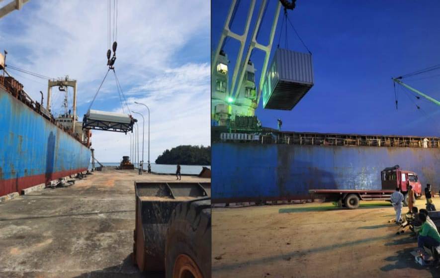 Unloading mesin dan alat berat milik PT Gamindra Mitra Kesuma di Pelabuhan Teluk Tapang, Pasbar, untuk penambangan bijih besi di Air Bangis.
