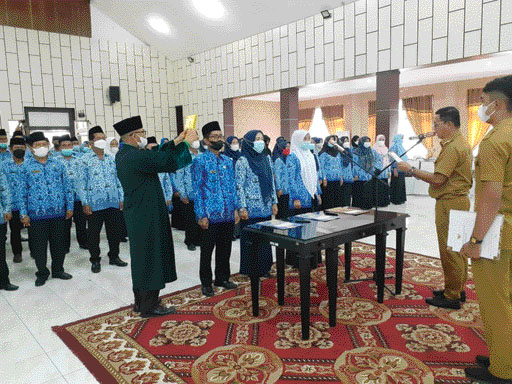 DIAMBIL SUMPAH: Bupati Solsel melantik ratusan kepala sekolah TK, SD dan SMP di aula Sarantau Sasurambi, Selasa (22/2).(ARDI/PADEK)