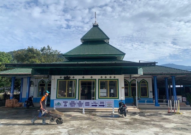 Masjid Jami’ Nurul Huda. Masjid ini berada di Kelurahan Silaing Bawah, Kecamatan Padangpanjang Barat.