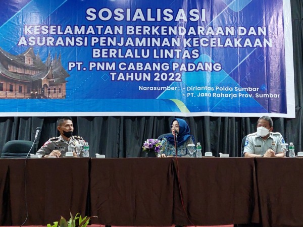 Berkolaborasi : PNM Padang bersama Jasa Raharja Sumbar mensosialisasikan keselamatan berkendaraan dan asuransi penjaminan kecelakaan berlalu lintas.(IST)