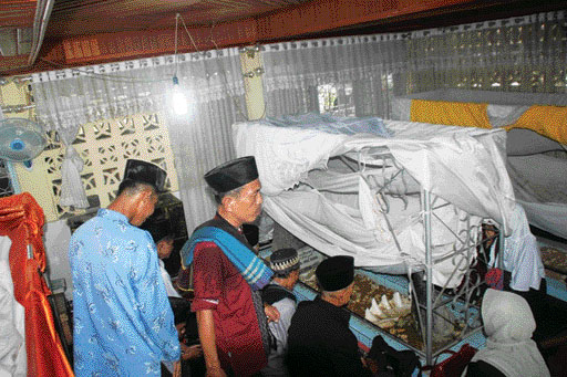 RELIGI: Jamaah dari luar Sijunjung berdoa bersama di samping makam Syekh Abdul Wahab.(IST)