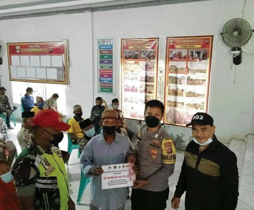 BANTUAN: Salah seorang penerima BLT DD didampingi oleh bhabinkantibmas, babinsa, pendamping desa, dan kepala jorong.(IST)