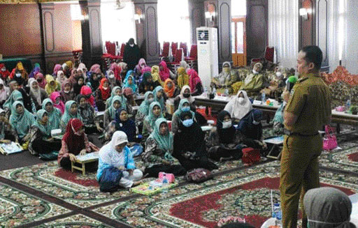 MOTIVASI: Wakil Bupati Sijunjung, Iraddatillah membuka pelatihan Cipta Karya bagi guru PAUD.(IST)
