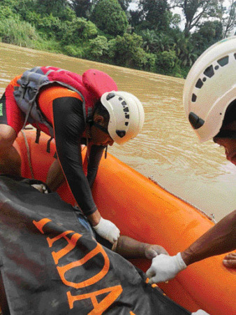 DIEVAKUASI: Petugas BPBD mengevakuasi jenazah Suprihatin yang diduga hanyut di Sungai Batanghari.(iST)