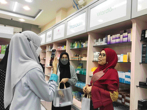 PROMO: Beauty Advisor Wardah, Okta (kiri) sedang merekam vidio testimoni dari pelanggan yang sedang membeli produk Wardah Crystal Secret di Atmosphere Beauty Bukittinggi, Sabtu (12/3).(IST)