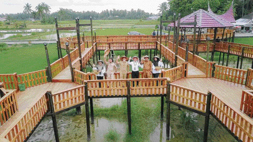 PENGUNJUNG saat berfoto dengan latar belakang hamparan sawah.(IST)