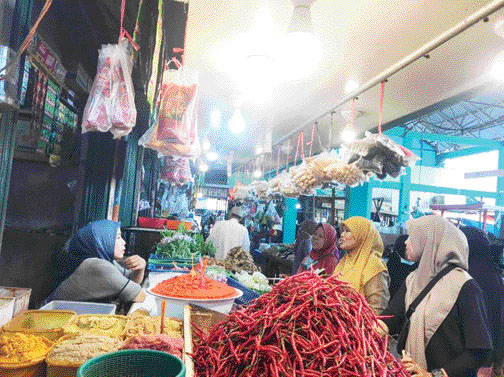 MULAI TURUN: Sejumlah pembeli sedang membeli kebutuhan pokok di Pasar Alai, kemarin.(SHYNTIA/PADEK)