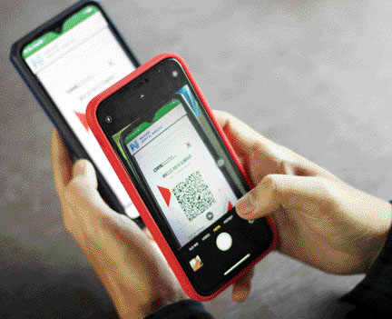 INOVATIF: Salah seorang warga sedang melakukan scan barcode Masjid Raya Sumbar di aplikasi NDM untuk bersedekah.(ADETIO/PADEK)