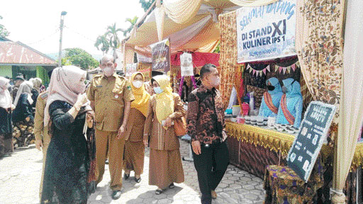 BERBAKAT: Plt Kadisdik Sumbar, Suryanto didampingi Kepala SMAN 9 Padang, Yuni Era meninjau stand pameran kreativitas siswa, kemarin.(IST)
