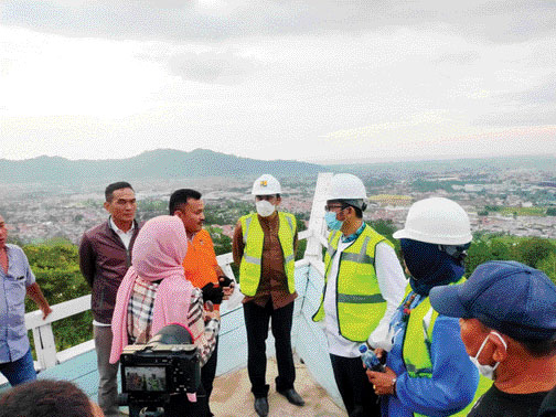 WISATA BARU: Wali Kota Padang Hendri Septa dan jajaran saat berada di atas replika kapal besar di puncak Bukit Nobita.(IST)