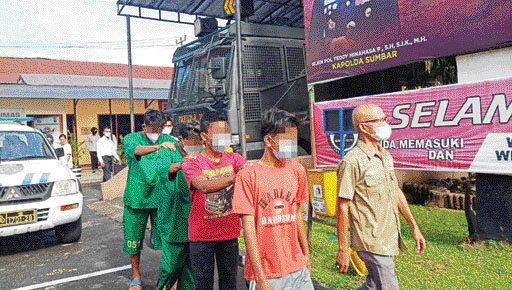 BEJAT: Pelaku pencabulan terhadap anak di bawah umur saat digiring di Mapolresta Padang, Rabu (9/3).(INDRA KURNIAWAN/PADEK)