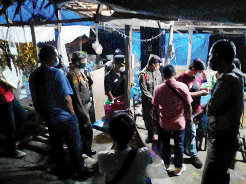 GEREBEK: Petugas Satpol PP Kota Padang menggerebek warung remang-remang di Jalan Dadok Tunggulhitam.(IST)