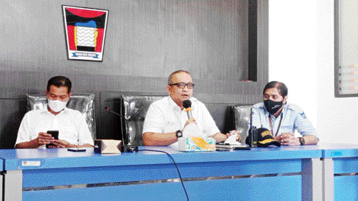 PAPARAN: Kepala Dinas Perdagangan Andree Algamar memaparkan stok pangan di Kota Padang, kemarin (30/3).(SY RIDWAN/PADEK)