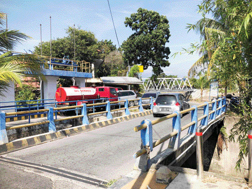 BUANG TINJA: Lokasi pembuangan tinja ke Sungai Banjir Kanal (Banda Bakali) di Kelurahan Alai Parak Kopi.(IST)