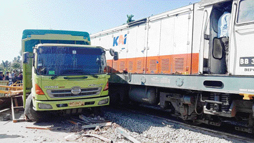 ROBOH: Papan reklame di Jalan Adinegoro roboh dihantam truk yang tertabrak KA Sibinuang di perlintasan liar Jalan Adinegoro, Lubukbuaya, kemarin.(ADETIO/PADEK)