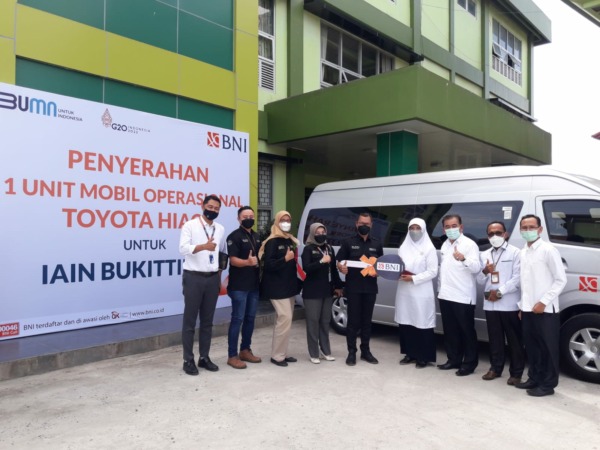 Pemimpin cabang BNI Bukittinggi Zulfebriansyah didampingi Wakil Pemimpin Cabang Surya Rezeki, Pemimpin KK Ampek Angkek Reno Yori Noer, dan Melriza Yunierti (Penyelia Pemasaran), serta Rudy Rahmat (Analis Penjualan) menyerahkan 1 unit kendaraan kepada Rekt