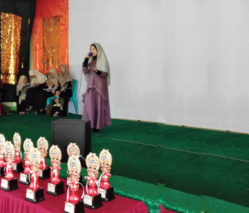 BERBAKAT: Derhifveallind Analla unjuk kebolehan dalam seni tarik suara.(IST)