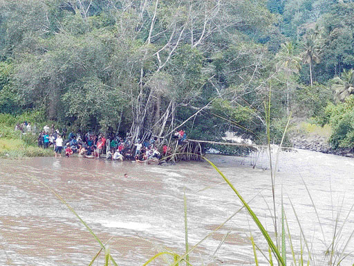 HILANG: Proses pencarian penjala ikan yang hilang di Batang Sinamar.(IST)