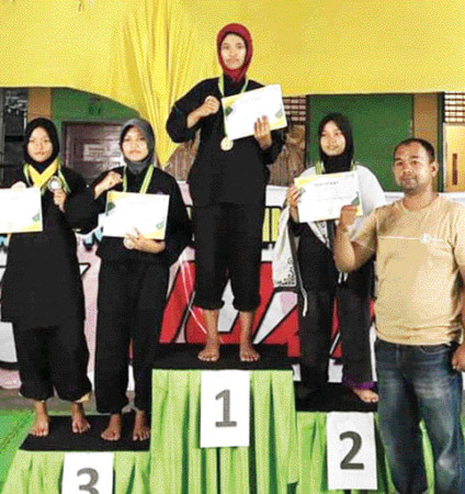 BIKIN BANGGA: Kessyfa Adya Putri ketika berhasil menuai prestasi yang membuat SMPN 1 Kecamatan Luak, Kabupaten Limapuluh Kota bangga.