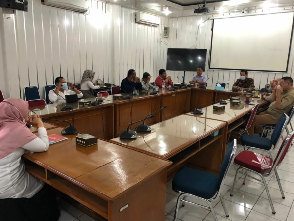 Pj Sekdako Padang Fitriati (kiri), di ruang rapat Komisi I DPRD Padang.
