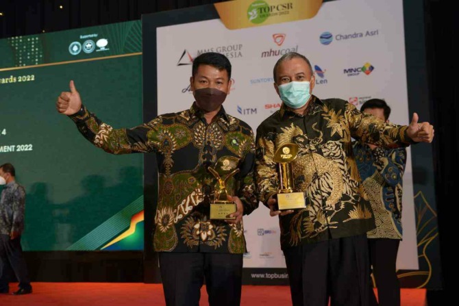 Kiri, Kepala Unit CSR PT Semen Padang Rinold Thamrin, dan Direktur Keuangan dan Umum PT Semen Padang, Oktoweri.