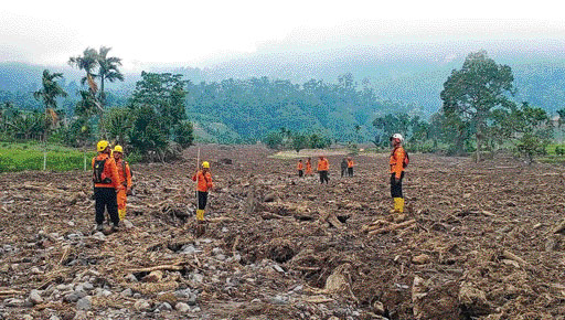 PENCARIAN: Tim gabungan melakukan pencarian terhadap lima warga yang hilang. Mereka diduga tertimbun galodo yang terjadi di Nagari Malampah, Kabupaten Pasaman.(IST)
