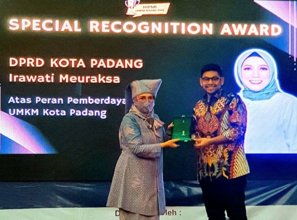 DAPAT PENGAKUAN: Irawati Meuraksa mendapat penghargaan HIMPI Award 2021 sebagai tokoh pemberdayaan UMKM di Kota Padang pada Desember 2021 lalu.(IST)